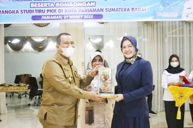 Istri Wako Palu Belajar ke Kota Pariaman 1 KUNJUNGAN— Wakil Wali Kota Pariaman, Mardison Mahyuddin Wawako serahkan cendera mata kepada istri Wali Kota Palu.