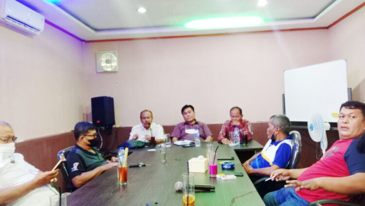 JUMPA PERS--Forum Penyelamat Olahraga (FPO) Sumbar yang dikoordinatori Togi P Tobing gelar jumpa pers untuk mengawal Plt KONI Sumbar yang dipercayakan kepada Hamdanus.