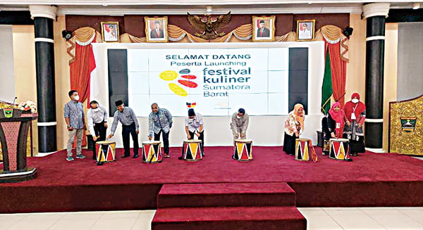 Ada 4 Produk yang Diperlombakan, Festival Kuliner Sumbar 2022 Dilaunching 1 LAUNCHING FESTIVAL KULINER— Kepala Dinas Kebudayaan Provinsi Sumbar, Syaifullah bersama Panitia Pelaksana Festival Kuliner Sumatera Barat, Wudi Hamdani, Vice President PT Pos Indonesia Regional I Sumatera, Dino Haryadi, melaunching Festival Kuliner Sumatera Barat tahun 2022, Rabu (9/3) di Auditorium Gubernuran.
