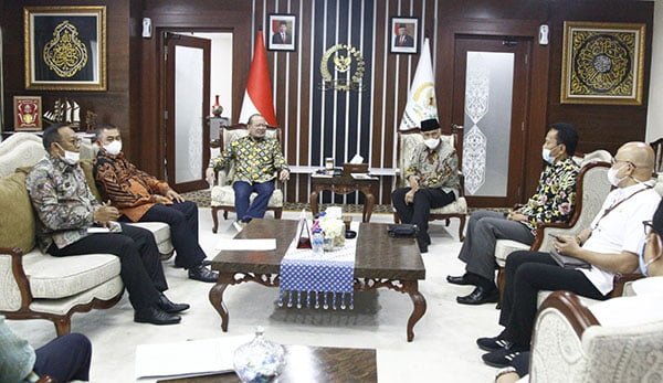 AUDIENSI— Ketua DPD RI, AA LaNyalla Mahmud Mattalitti, menerima audiensi Gubernur Sumbar, Mahyeldi Ansharullah, dan jajarannya, Rabu (28/4), dalam rangka mendapatkan dukungan dan saran dari LaNyalla atas program pembangunan di Sumbar.