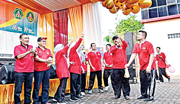 Lustrum Emas AKBP, PTS yang Masuk 10 Deretan Perguruan Tinggi Terbaik di Sumbar 1 PELEPASAN BALON— Ketua Yayasan, Daswir Siddik saat melepas balon emas ke udara, saat rangkaian acara Dies Natalis AKBP dan Lustrum.