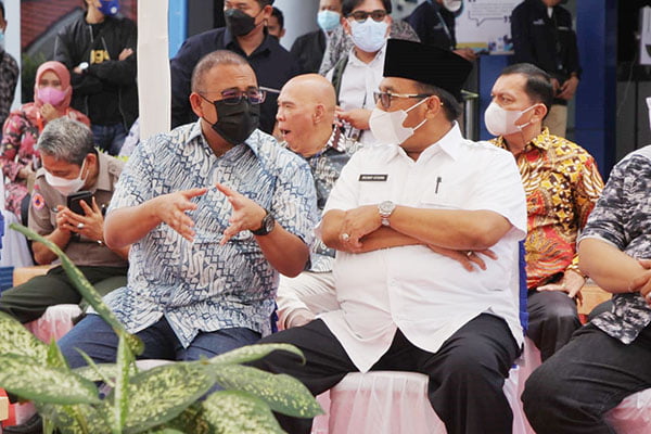 BERBINCANG— Anggota DPR RI Andre Rosiade berbincang dengan Bupati Pasaman Benny Utama saat penyerahan bantuan untuk korban gempa Pasaman-Pasbar oleh Taspen Group di Kantor Taspen Bukittinggi, Rabu (9/3).