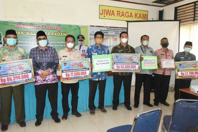 FOTO BERSAMA--Walikota Padang Hendri Septa foto bersama perwakilan kontingen masing masin kecamatan usai menerima bonus Porkota yang dilaksanakan akhir tahun 2021.