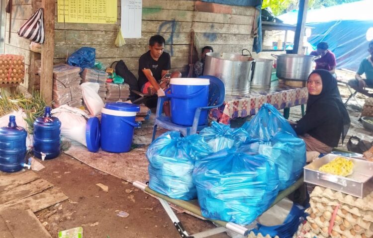 Selama Seminggu Tagana Kota Solok Diterjunkan ke Lokasi Korban Gempa, Setiap Hari Sediakan Nasi Seribu Bungkus 1 BEKERJA—Petugas Tagana Kota Solok tengah bekerja menyediakan nasi kebutuhan korban bencana di Pasaman selama seminggu.