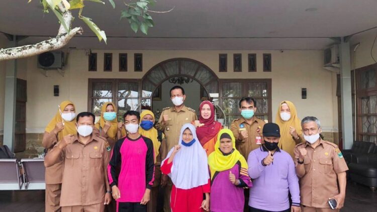 LEPAS – Wali Kota PariamanGenius Umar saat lepas atlet SOIna Pesoda Sumbar 2022.