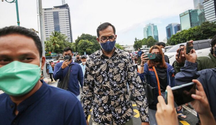 Laporkan Luhut ke Polda, Masyarakat Sipil Tak Diberi Tanda Terima 1 DATANGI POLDA— Direktur Lokataru, Haris Azhar (kedua kiri) bersama Koalisi Masyarakat Sipil mendatangi Polda Metro Jaya, Rabu (23/3).