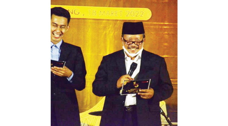 BACAKAN-- Bupati Agam Andri Warman  menghadiri Hari Ulang Tahun (HUT) Padang TV dan membacakan nana penerima anugerah Terfenomenal.