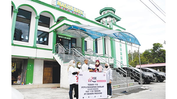 112 PERLENGKAPAN SHALAT—  Penyerahan perlengkapan shalat oleh Tim Semen Padang di Masjid Raya Batu Taba, Jl. Raya Padang - Solok,  Batu Taba, Kecamatan Rambatan, Kabupaten Tanah Datar, Sabtu (20/3).