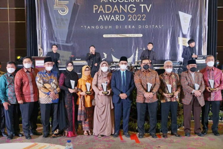 ANUGERAH PADANG TV— Wabup Tanahdatar Richi Aprian foto bersama pada acara malam anugerah Padang TV Award.