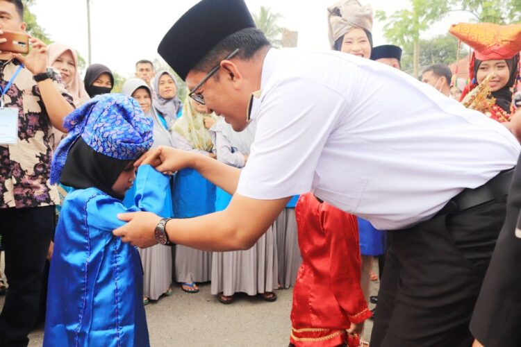 SALAMI—Erwin Yunaz menyalami anak-anak di acara Syukuran Angkatan XII SMA IBS Raudhatul Jannah.