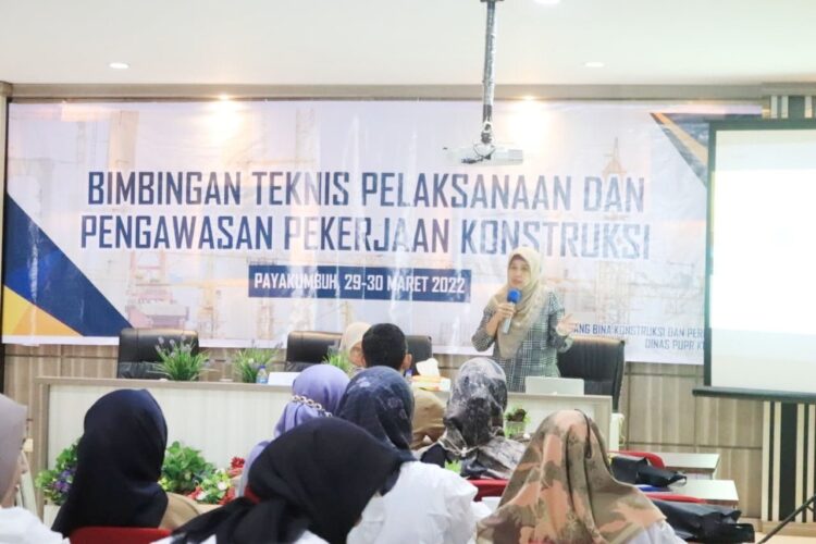 NARASUMBER—Salah seorang narasumber dalam kegiatan Bimtek Dinas PUPR Payakumbuh.