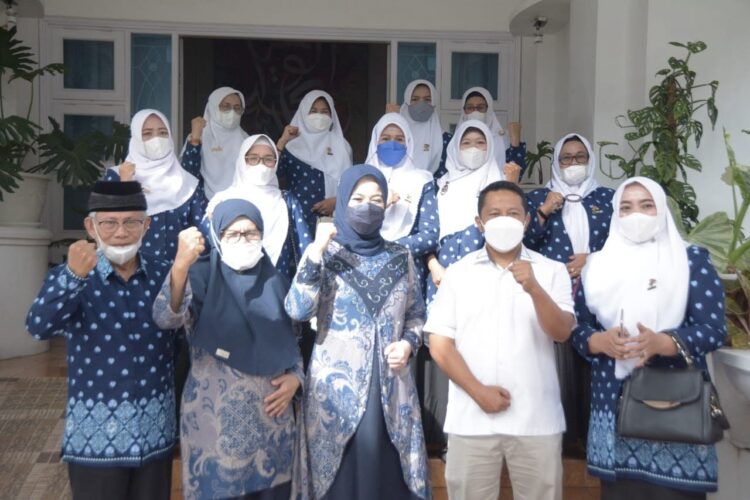 FOTO BERSAMA—Bunda PAUD, dr. Dian Puspita Fadly Amran, Sp.JP, bersama Dewan Pakar Himpaudi, Dr. Novi Hendri, SE, M.Si Datuak Bagindo Said foto bersama.