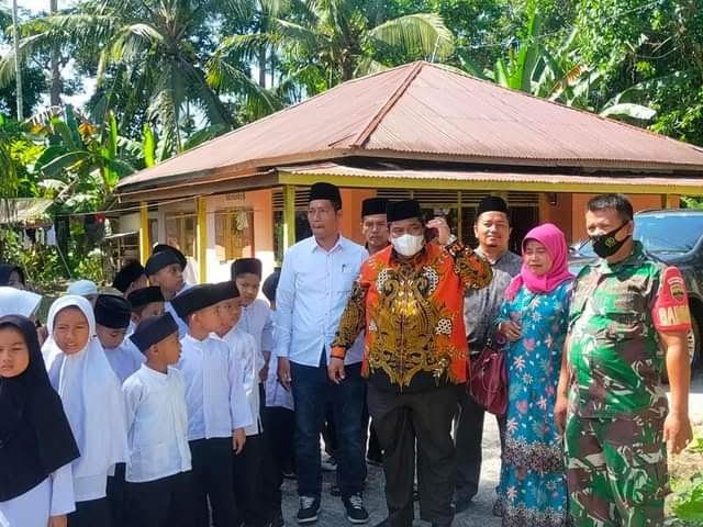 Bupati Padangpariaman Suhatri Bur apresiasi pelaksanaan wisuda Iqra TPQ dan TPSQ Nurul Ulum Surau Patamuan di Jorong Bukik Caliak, Nagarian Padang Kandang Pulau Air, Kecamatana Nan Sabaris, Kabupaten Pangpariaman.