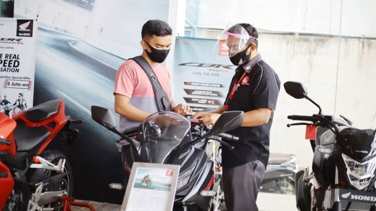 BERIKAN PENJELASAN-Sales marketing PT Menara Agung menjelaskan fitur-fitur serta kelebihan yang disematkan di New Honda CBR150R kepada konsumen.