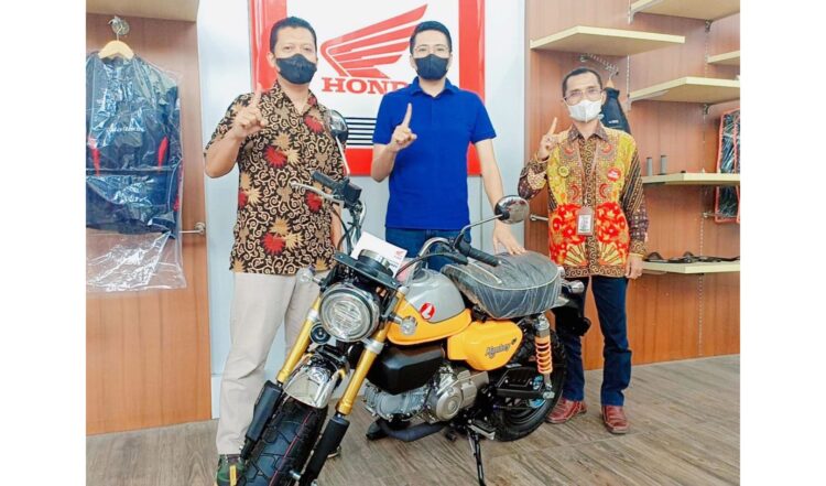 PENYERAHAN HONDA MONKEY— Asri Wirawan selaku Marketing Communication & Development Manager PT.HPM dan didampingi Ruska Setia Budi selaku Kepala Cabang Dealer Wing Hayati Pemuda, menyerahkan motor Honda Monkey kepada konsumen Arnold Eka Putra.