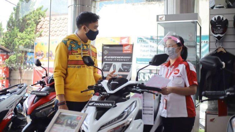 Beli Honda Vario Bonus Jaket Ekslusif 1 LAYANI KONSUMEN—Sales PT Menara Agung melayani konsumen yang datang untuk melakukan pembelian Honda Vario.