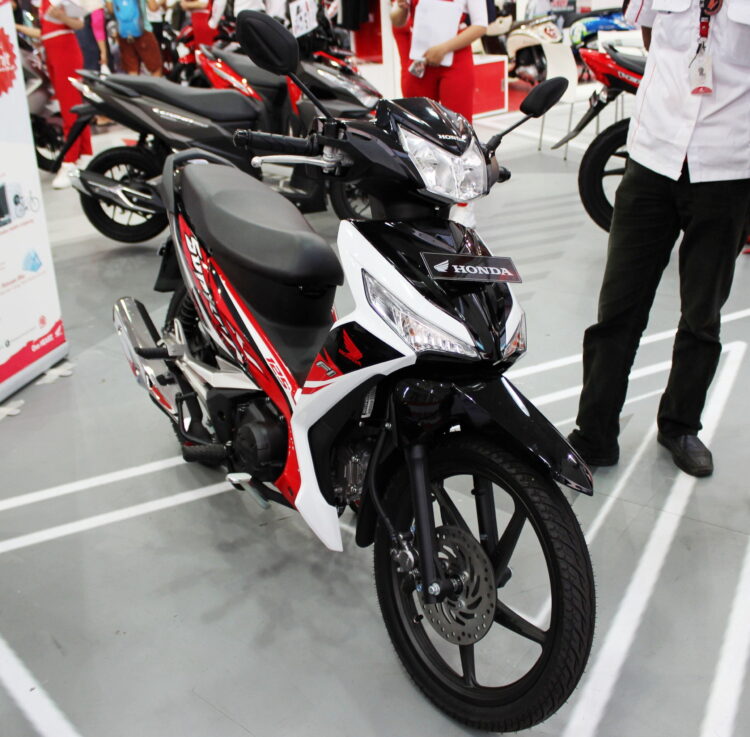 Promo Maret Ceria Menara Agung, Beli Honda Supra X Diskon Rp 330 Ribu 1 LAYANI KONSUMEN— Sales Marketing Menara Agung tengah melayani konsumen saat pembelian Honda Supra X di showroom Jalan Veteran.