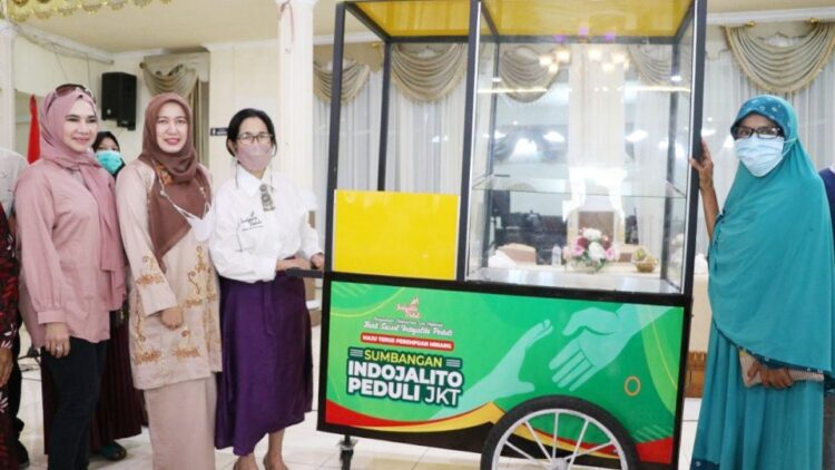 BANTUAN GEROBAK— Ketua Lembaga Koordinasi Kesejahteraan Sosial (LKKS) Kota Pariaman, Ny. Lucyanel Genius, saat menerima bantuan gerobak.