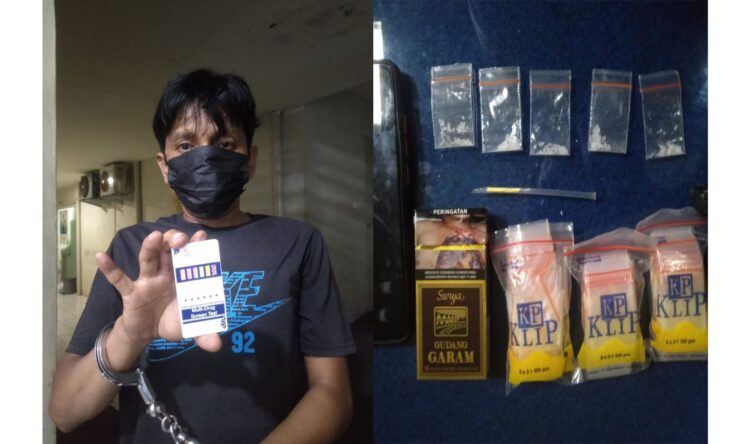 PENGEDAR DITANGKAP—Pelaku Dodi Firman alias Kinoi (39) ditangkap Tim Rajawali Polresta Padang dengan barang bukti lima paket sabu siap edar.