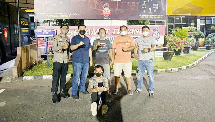 PELAKU PEMERASAN— Pelaku Handika Kurnia (21) ditangkap Tim Klewang Polresta Padang lantaran melakukan pengancaman dan pemerasan di RTH Imam Bonjol.