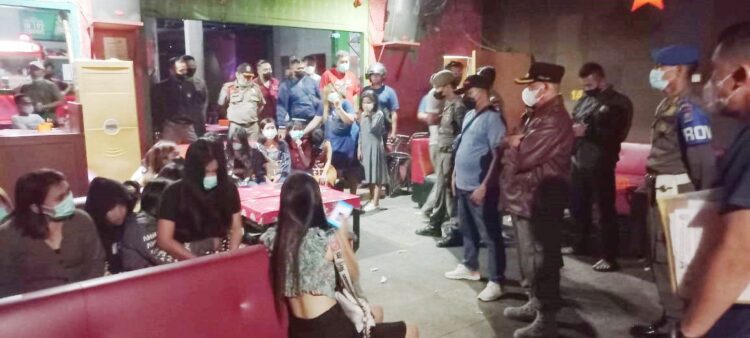 RAZIA GABUNGAN— Petugas Satpol PP melakukan razia disejumlah kafe karaoke dan hotel melati sepanjang Rabu (3/2) dinihari. Sebanyak 21 wanita pemandu lagau karaoke diamankan. Selain itu, petugas mengamankan satu pasangan ilegal, serta 1 wanita dengan 3 pria dalam salah satu kamar hotel.