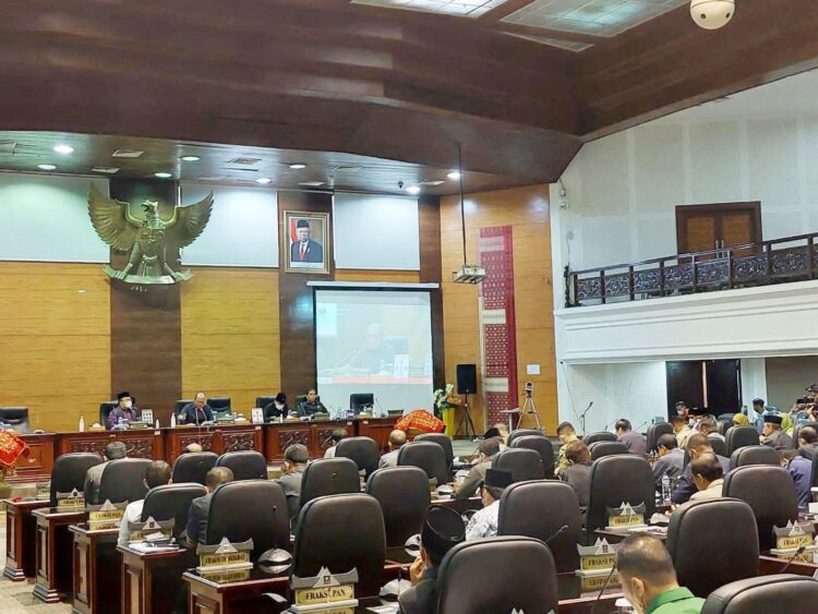Rapat paripurna penetapan Alat Kelengkapan DPRD Sumbar, Jumat (4/3).