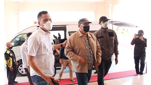 DIGIRING JAKSA— Mantan Kepala Bappeda Kepulauan Mentawai, Ir Agustinus Tri Siwi Roy Tjahjoko yang berstatus terpidana kasus korupsi digiring Tim Kejaksaan usai ditangkap di Surabaya.