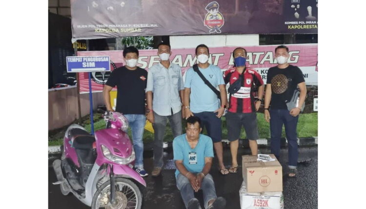 PENCURI IKAN ASIN— Pelaku Nofriandi alias Monok (43) yang nekat mencuri ikan asin dari gudang Lautan Mulia diamankan jajaran Satreskrim Polresta Padang.