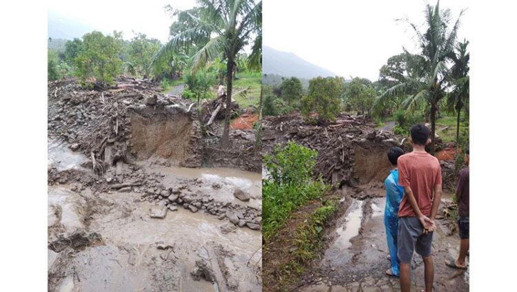 Sungai Meluap, 2 Jembatan di Kajai Hanyut 1 JEMBATAN HANYUT— Kondisi dua jembatan di Kampung Karambia Kajai, Kecamatan Talamau, Kabupaten Pasbar hanyut terbawa derasnya luapan Sungai Batang Lampang.