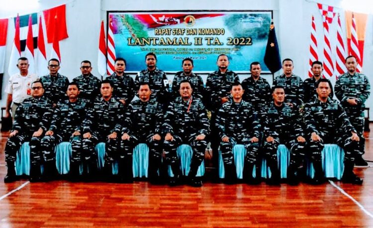 RAPAT STAF DAN KOMANDO— Danlantamal II  Laksamana Pertama TNI Endra Sulistiyono berfoto bersama usai Rapat Staf dan Komando (Rasko) di Gedung Nanggala, Senin (14/3)