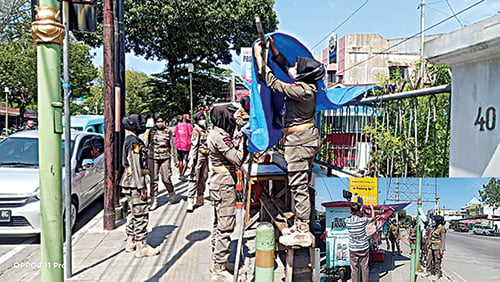 PATROLI RUTIN— Dengan satu unit kendaraan patroli bertuliskan Praja Wanita, belasan  anggota Satpol PP perempuan ini langsung melakukan penertiban secara persuasif terhadap temuan pelanggaran terutama Pedagang Kaki Lima (PKL),  yang kerap ditemukan di trotoar maupun badan jalan, terutama jalan protokol. Patroli rutin dilakukan setiap harinya.