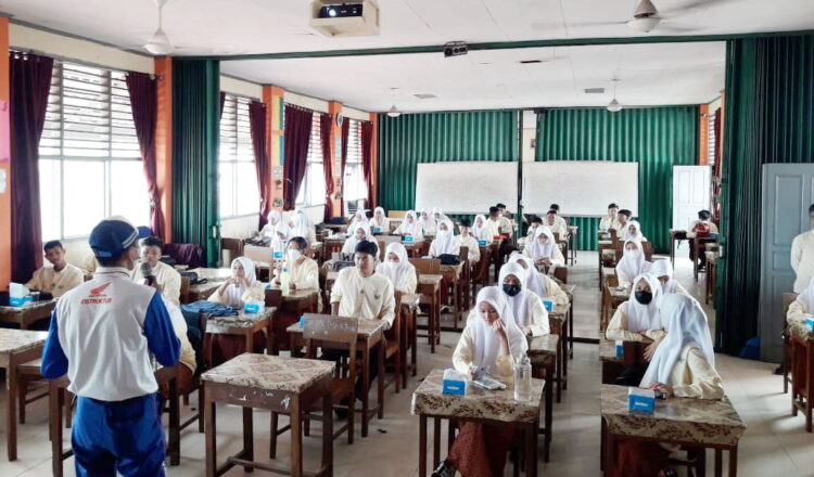 SOSIALISASI KESELAMATAN— Siswa SMA Pertiwi 1 Padang antusias mengikuti PT.HPM menggelar sosialisasi keselamatan berkendara bertema #cari_aMaN 
yang diinisiasi oleh PT. HPM
