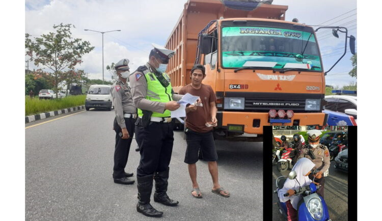 SURAT TILANG— Petugas Satlantas Polresta Padang memberikan surat tilang, dan juga teguran kepada pemilik kendaraan yang melakukan pelanggaran di jalan raya saat Operasi Keselamatan Singgalang 2022, 
sejak 1-14 Maret.