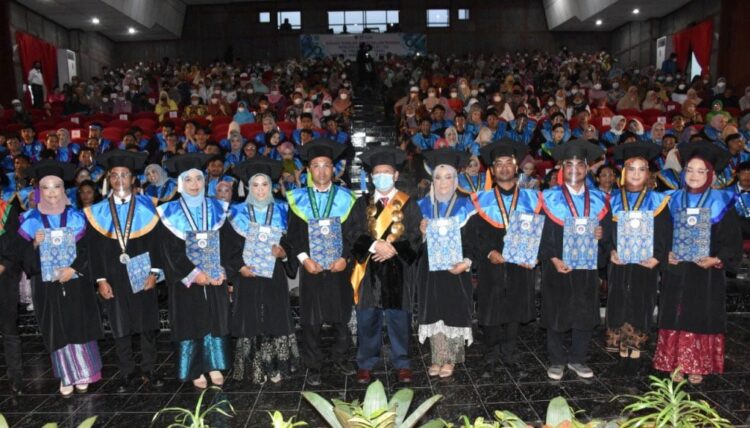 LULUSAN TERBAIK— Lulusan wisuda terbaik ISI Padangpanjang bersama Rektor ISI Padangpanjang Prof Dr H Novesar Jamarun.