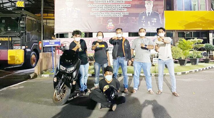 PENCURI MOTOR— Pelaku Abdi Prakasa Irman (22) diringkus Tim Klewang Polresta Padang dengan barang bukti satu unit sepeda motor hasil curiannya.