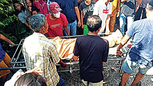 GANTUNG DIRI— Jasad korban yang ditemukan tewas tergantung dievakuasi ke RS Bhayangkara untuk divisum. Sementara, Polisi melakukan olah TKP di rumah korban.
