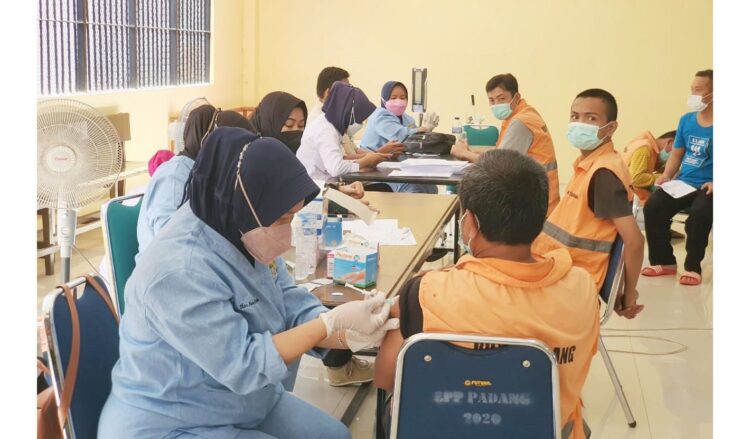 Hari Bakti Pemasyarakatan ke-58, Rutan Padang Adakan Gebyar Vaksinasi Booster untuk WBP dan Warga 1 VAKSINASI— Warga Binaan Permasyarakatan (WBP) Rutan Padang, petugas serta warga sekitar mengikuti kegiatan gebyar vaksinasi booster yang di Rutan Padang, Anak Aia, Rabu (23/3).