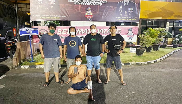 Edi Cabiak Embat Hp Penjaga Pintu Perlintasan Kereta Api di Kota Padang, Ngaku Pegawai PT KAI 1 PENCURI HP— Pelaku Edi Cabiak (46) yang terlibat kasus pencurian Hp milik pegawai PT KAI dihadiahi timah panas oleh Tim Klewang Polresta Padang.