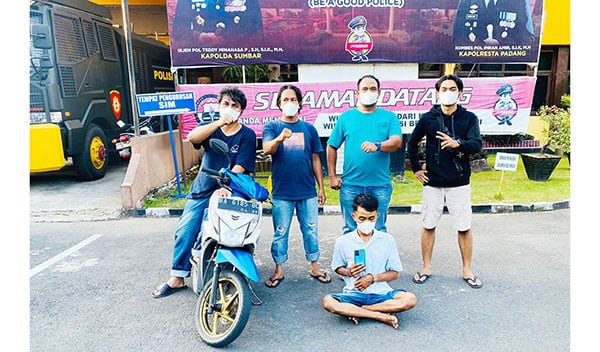 Pemuda Pengangguran Embat Hp yang Tertinggal di Laci Motor di Kecamatan Padang Timur 1 CURI HP— Pelaku Enggar Fiasto Lukita (25) yang mencuri Hp milik pengunjung
kedai lontong yang
tertinggal di laci
motor ditangkap Tim Klewang Polresta Padang.