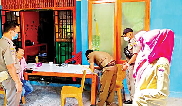 Warga Resah, Diduga Ada Pijat Plus-plus, Pol PP Kota Padang Kirim Surat Panggilan Kedua untuk Pemilik SPA 1 SURAT PANGGILAN— Petugas Satpol PP mendatangi SPA di Jalan Lubuk Bayu, Kurao Pagang, dan memberikan surat panggilan kedua.