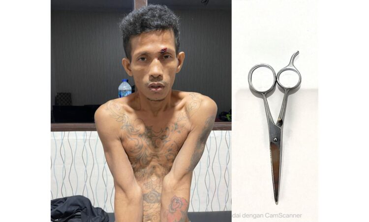 ANIAYA 
OJOL—Pelaku Riki Putra alias Cono (38) diamankan di Mapolresta Padang usai menganiya 
driver ojol pakai gunting.