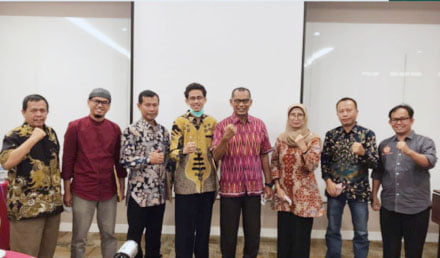 FOto bersama— Direktur POSMETRO PADANG, Syukron Putra, SE., MM., Ak., CA  (dua dari kanan) yang juga Anggota Bidang Humas dan Kerjasama Antar Lembaga IAI Wilayah Sumatera Barat menjadi salah satu pembicara dalam seminar tentang Indeks Efektifitas Pengendalian Korupsi.