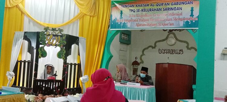 KHATAM QURAN—Pelaksanaan Khatam Al Quran gabungan yang dihelat TPQ se Kelurahan Saringan di Masjid Al Furqon.
