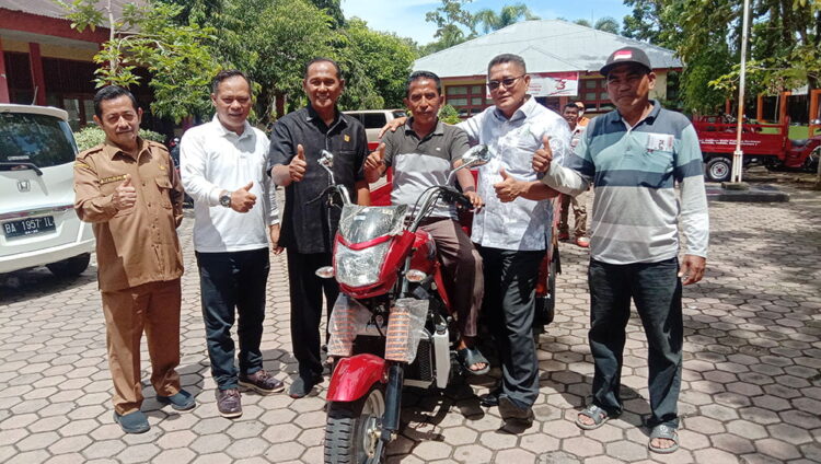 Ketua DPRD Kota Padang Syafrial Kani Bantu 9 Unit Betor Pengangkut Sampah 1 PENYERAHAN BETOR— Ketua DPRD Padang Syafrial Kani menyerahkan 9 unit betor pengangkut sampah warga yang diperuntukkan untuk mengangkut sampah
ke Lokasi Pembuangan Sampah (LPS) secara simbolis diserahkan
di DLH Kota Padang, Selasa (15/3).