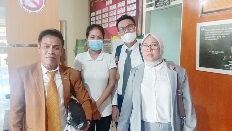 Pemilik Salon Dipolisikan Suami WNA asal Australia, Dituduh Mencuri di Rumah Sendiri 1 TAHAP II— Kuasa hukum Febby Scurrah, Putri Deyesi Rizki, Jonnifer dan Heriyal mendampingi tahap II penyerahan tersangka, Berkas Dan Barang Bukti dari Penyidik Polda Sumbar kepada Kejari Padang, Senin (21/3).
