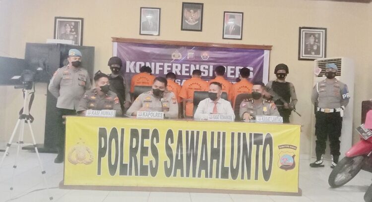 5 Pengedar Sabu dan Ganja Ditangkap di Sawahlunto 1 LIMA PENGEDAR— Kapolres Sawahlunto AKBP Ricardo didampingi Kasatresnarkoba AKP Syamsurijal dan Kasat Lantas Iptu Irawadi memperlihatkan barang bukti penangkapan lima orang pengedar narkoba.