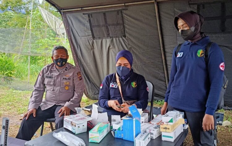 bantuan— Polres Pasaman saat memberikan bantuan pengobatan dengan menggandeng Dinas Kesehatan Pemkab Pasaman kepada warga yang terdampak gempa.
