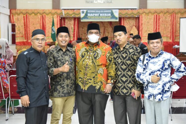 FOTO BERSAMA—Bupati Padangpariaman Suhatri Bur foto bersama para Ikatan Sarjana Nahdlatul Ulama (ISNU) usai kegiatan.