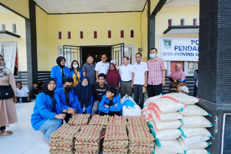 SALURKAN BANTUAN— Akademika ISI Padangpanjang salurkan bantuan korban bencana Pasaman.