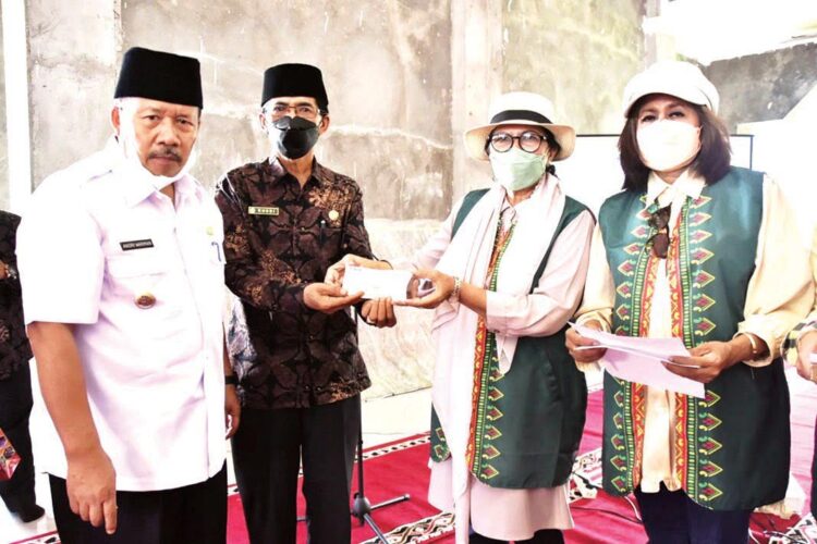 SALURKAN BANTUAN MASJID— Perkumpulan ibu-ibu yang tergabung dalam Indo Jalito menyalurkan bantuan Rp166 juta untuk kelangsungan pembangunan Masjid Nurul Ilmi SMPN 1 Tanjung Raya.